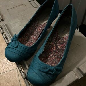 Maurices Green Faux Suede Pumps Size 8 Round  Toe 2” Heels Slip On